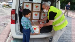 PURSAKLARDA İHTİYAÇ SAHİPLERİNE GIDA KOLİSİ DAĞITILDI