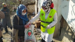 İHTİYAÇ SAHİPLERİNE ALIŞVERİŞ KARTI DAĞITILDI