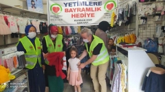 BU SENEDE YETİMLERE BAYRAMLIKLARI ALINDI