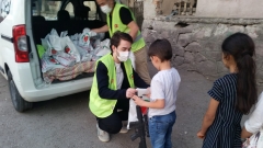 KÜÇÜK KARDEŞLERİMİZE ZEYTİN VE ŞEKERLEME DAĞITILDI.